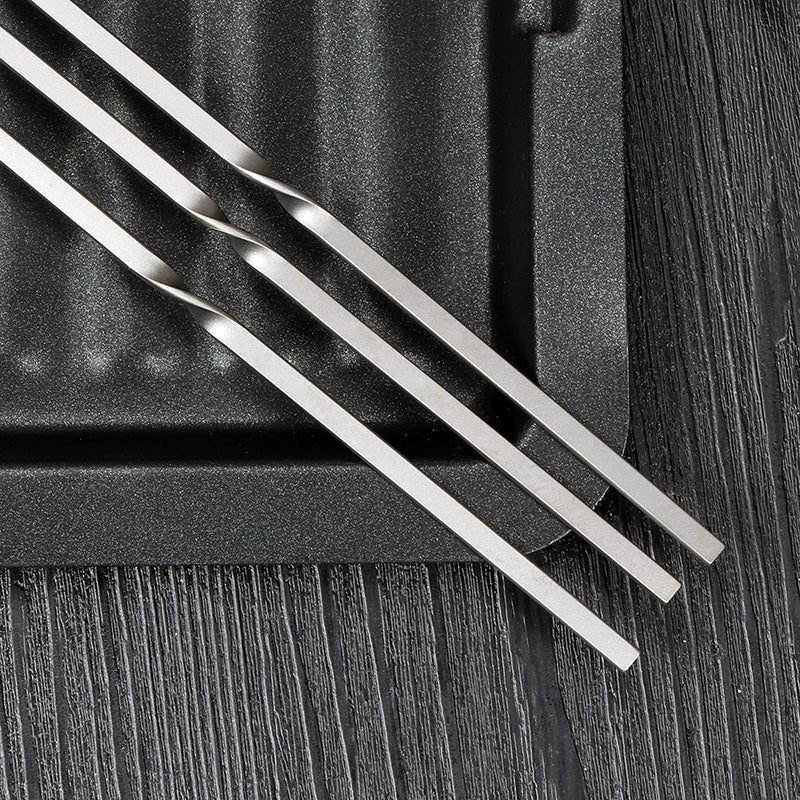 Set wiederverwendbarer Titan-Grillspieße auf Schiefer-Tablett