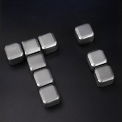 Mehrere Titan-Eiswürfel von Titara mit matter, geschmacksneutraler Oberfläche