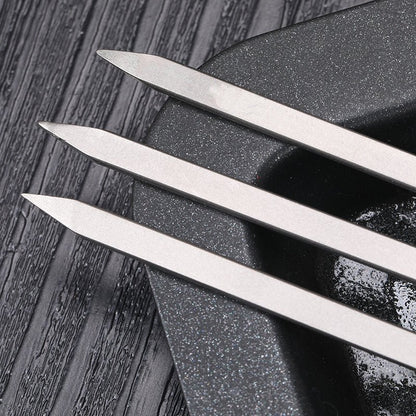 Flache Klingen der Titan-Grillspieße in Detailaufnahme