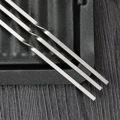 Set wiederverwendbarer Titan-Grillspieße auf Schiefer-Tablett