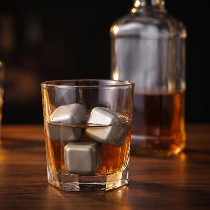 Wiederverwendbare Titan-Eiswürfel von Titara neben einem Whiskeyglas