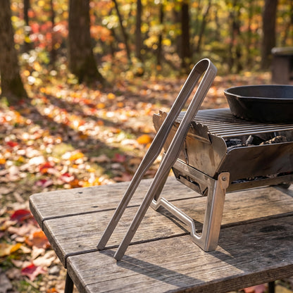 Titan-Grillzange von Titara auf einem Outdoor-Tisch beim Grillen
