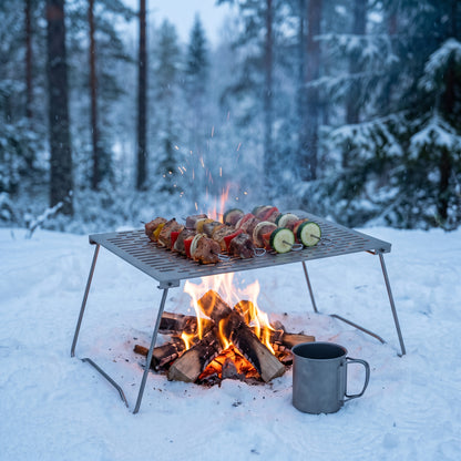 Ultraleichter Titan-Klappgrill von Titara im Schnee beim Wintercamping