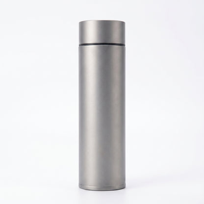Titan-Thermosflasche von Titara mit Tee-Sieb, Studioaufnahme
